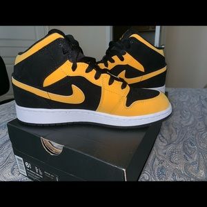 Jordan 1 mid